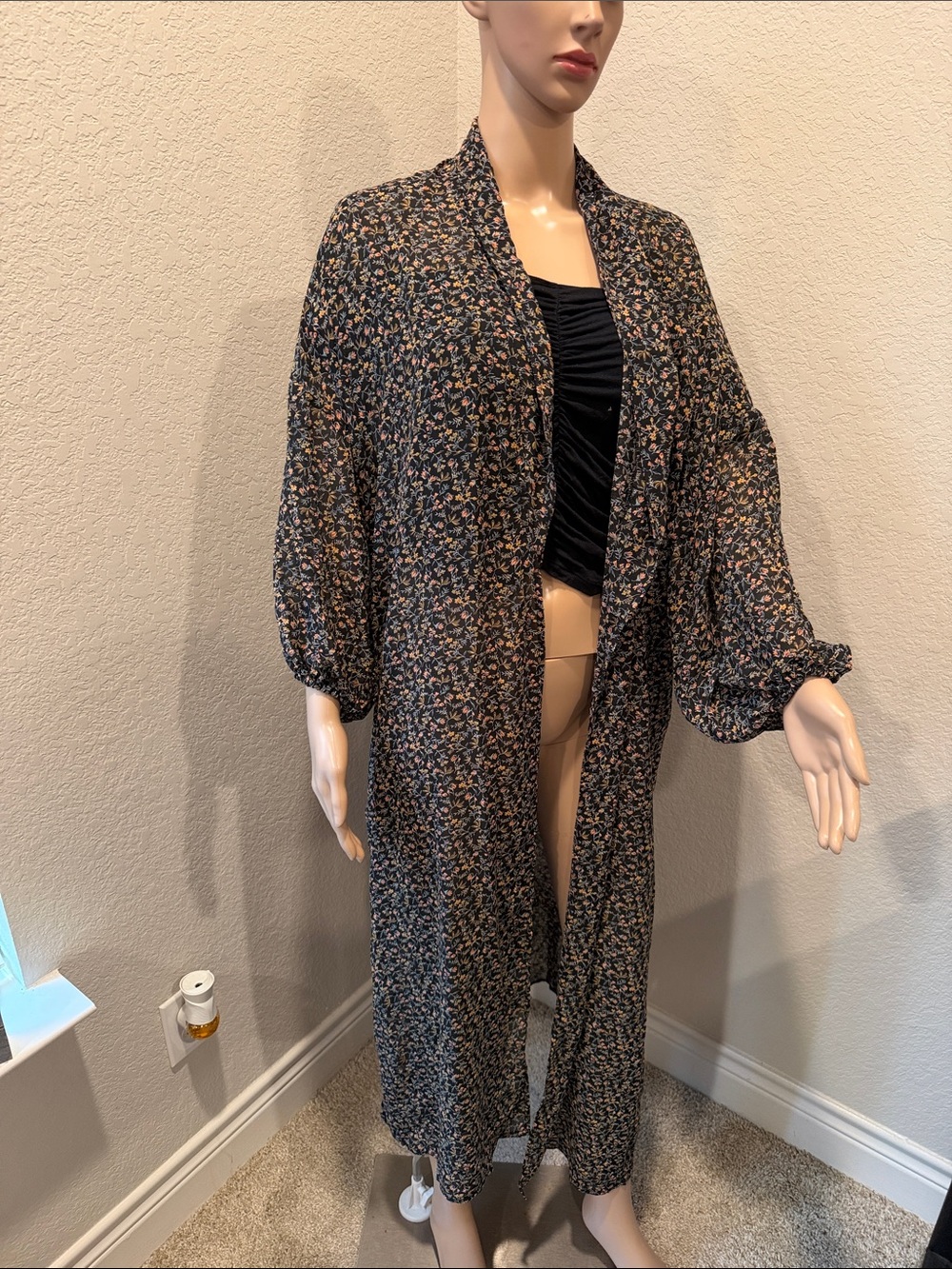 NWT Beyond the Radar Long sleeve Long Floral Duster Kimono in black and Peach